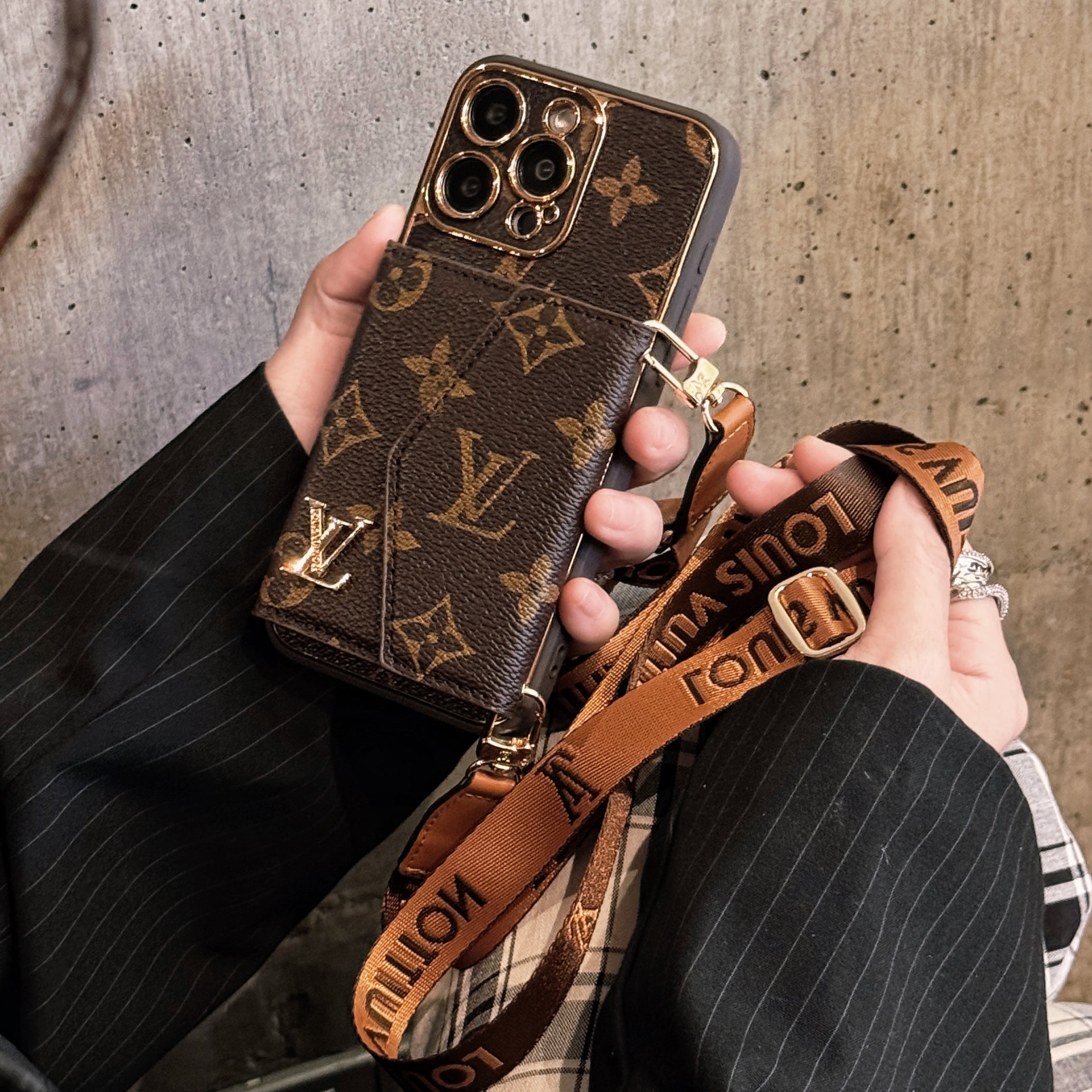 Funda de piel premium para iPhone con tarjetero y correa para el hombro - LV
